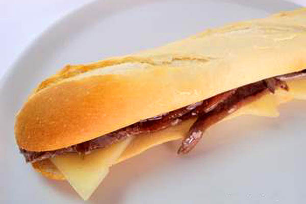 Bocadillo de Queso con Anchoas