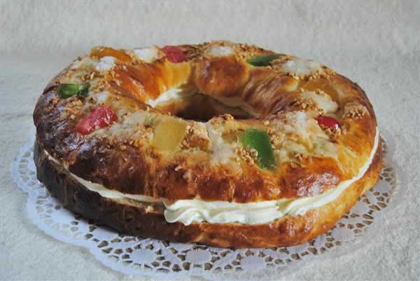 Roscon de Reyes relleno de nata