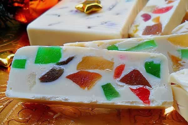 Corte de Turron de Frutas