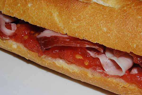 Bocadillo de Jamón Serrano con Tomate